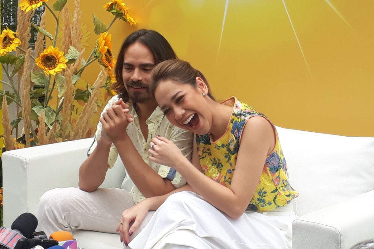 Ashraf Sinclair dan Bunga Citra Lestari ketika berbincang soal sarapan dan kebiasaan sehat di Lucy in the Sky, kawasan SCBD, Jakarta Selatan, Selasa (12/9/2017).