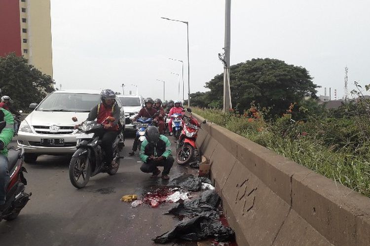 TKP kecelakaan motor antara pengemudi ojek online dan bus Laju Prima jurusan Magetan - Jakarta pada Rabu (28/2/2018) di flyover Pesing, Jakarta Barat.