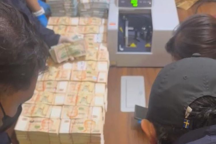 Polisi Sita Tumpukan Uang Dollar AS-Singapura di Dalam Brangkas Saat Geledah Restoran di Cipete
