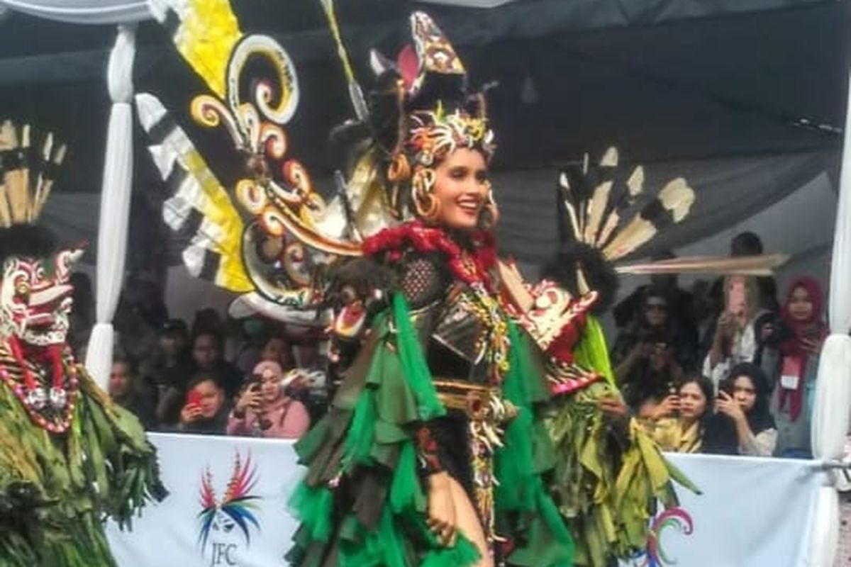 Artis peran dan penyanyi Cinta Laura Kiehl saat memeriahkan Jember Fashion Carnaval 2019. 