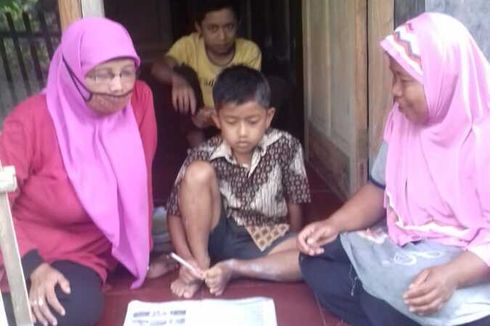 Kisah 3 Guru Ciamis Ajari Siswa di Rumah: Jalan Kaki 1,5 Jam, Lewati Bukit dan Siap Hadapi Satwa Liar 