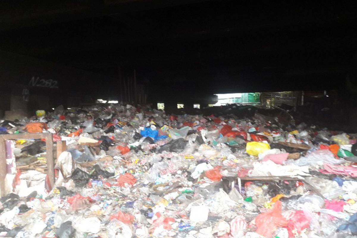 Lautan sampah terlihat di kolong Tol Pelabuhan di kawasan Warakas, Tanjung Priok, Jakarta Utara, Rabu (18/4/2018) sore.