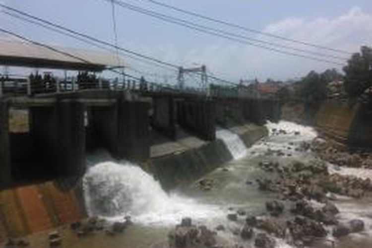 Kondisi aktual Bendung Katulampa, Rabu (18/11/2015). Saat ini Balai Besar Wilayah Sungai (BBWS) Ciliwung-Cisadane melengkapi Bendung Katulapma dengan sistem manual dan telematri untuk menginformasikan tinggi muka air. 