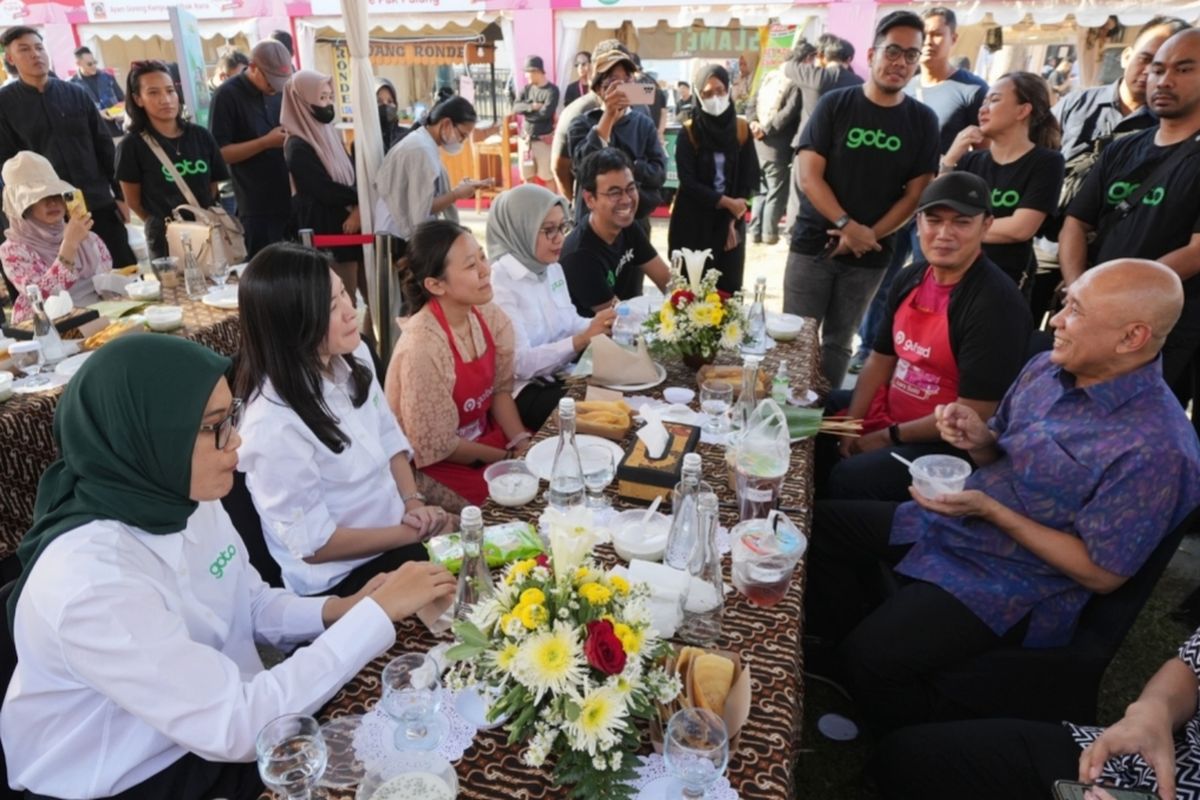 Menteri Koperasi dan UKM Teten Masduki sedang berbincang dengan perwakilan Mitra Usaha GoTo dari GoFood, bersama Director of External Affairs GoTo, Nila Marita dan Direktur E-Commerce GoTo Melissa Siska Juminto.