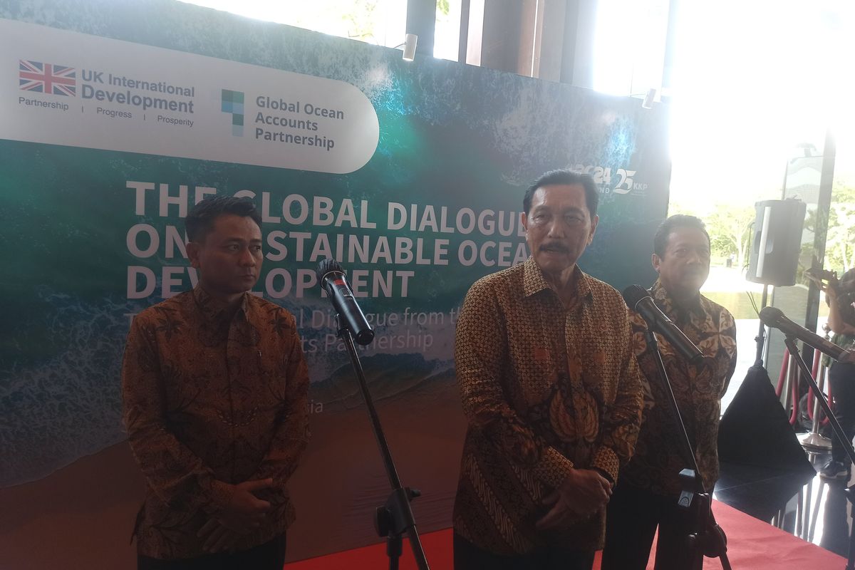 Menteri Koordinator Bidang Kemaritiman dan Investasi (Menko Marves) Luhut B. Pandjaitan saat konferensi pers terkait acara The  5th Global Dialogue on Sustainable Ocean Development di The Meru Sanur, Bali pada Jumat (5/7/2024). 