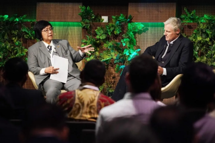 Menteri Lingkungan Hidup dan Kehutanan (LHK) Siti Nurbaya Bakar (kiri) memberikan pemaparan pada panel pleno Menteri di Oslo Tropical Forest Forum 2024, Norwegia, Selasa (25/06/2024)