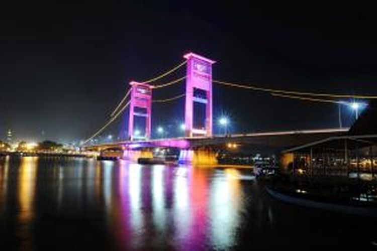 Suasana malam penyalaan lampu Light Emiting Diode (LED) di Jembatan Ampera Palembang, Sumatera Selatan, Sabtu (18/5). Royal Philips Electronic bersama Pemkot Palembang menggantikan lampu pijar dengan lampu LED untuk mendukung program Kota Terang Hemat Energi (KTHE) Penggunaan lampu LED dapat menghemat biaya listrik di jembatan tersebut dari sebelumnya 900 juta menjadi Rp 250 juta per tahun. 