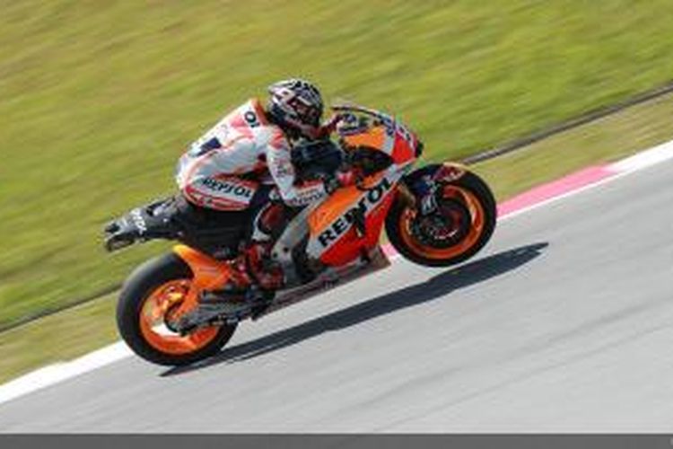 Pebalap Repsol Honda asal Spanyol, Marc Marquez, membalap di Sirkuit Sepang, Malaysia, pada sesi uji coba MotoGP, Jumat (6/2/2015).