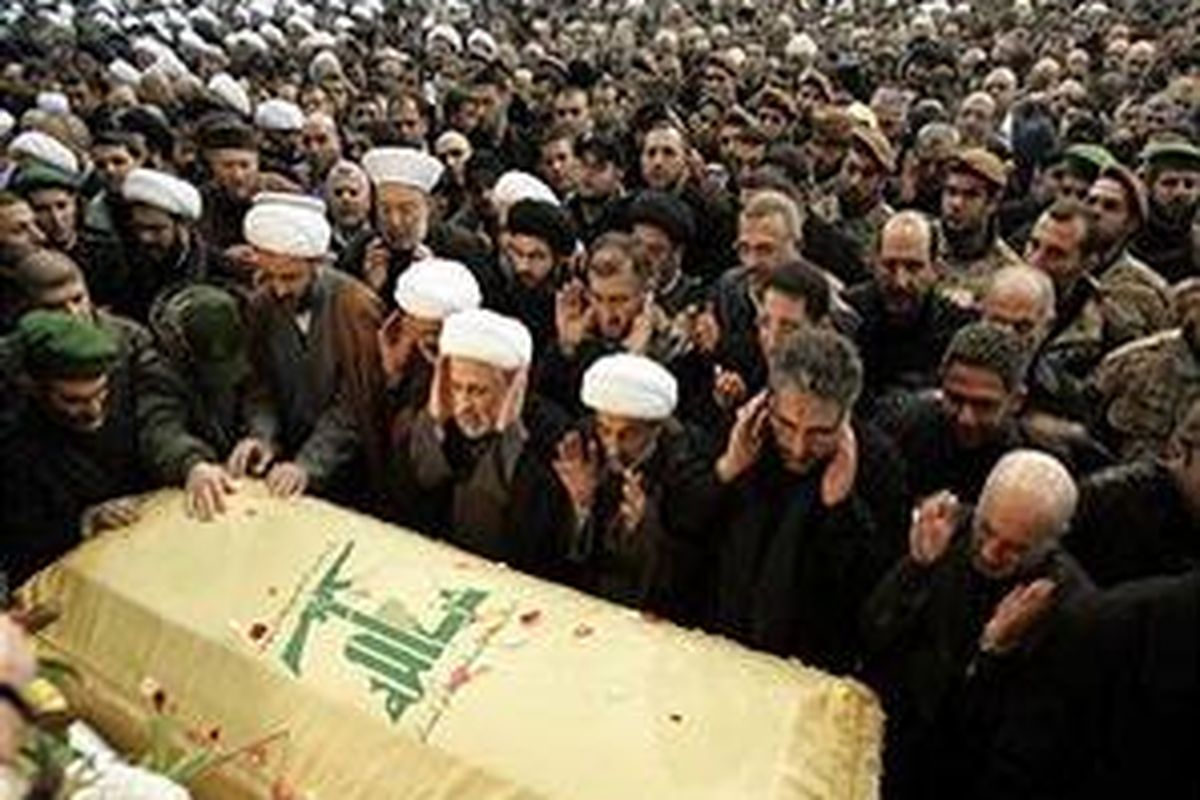 Anggota Hezbollah mendoakan jenazah Komandan Imad Moughniyeh yang terbunuh dalam suatu serangan, di Beirut, Lebanon. 