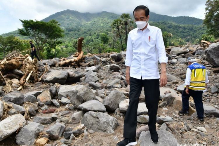 Presiden Joko Widodo meninjau lokasi bencana yang terletak Desa Amakaka, Kecamatan Ile Ape, Kabupaten Lembata, Provinsi NTT, Jumat (9/4/2021). 