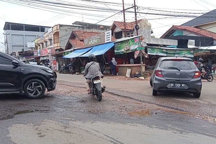 Lokasi berlubang di jalur Raden Wijaya, kawasan kebun kopi, Kecamatan Jambi Selatan, Kota Jambi, Jum'at (11/10/2024).