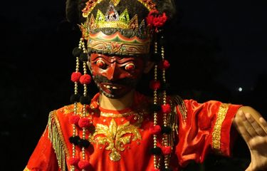 Tari topeng aseli Cirebon yang diperankan oleh Wisnu Lanjaya (9), di Kelapa Manis, Jumat (22/12/2017).
