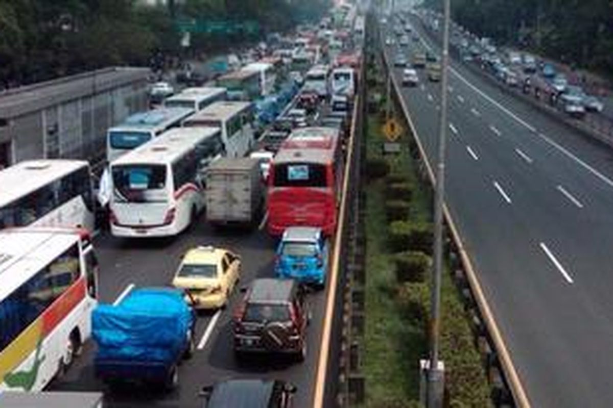 Kondisi lalu lintas di Jalan Gatot Subroto tepatnya di depan Kemenakertrans pada Rabu (1/5/2013). Terlihat arus kendaraan menuju arah  Semanggi mengalami kemacetan parah, sedangkan arah sebaliknya menuju Cawang lancar