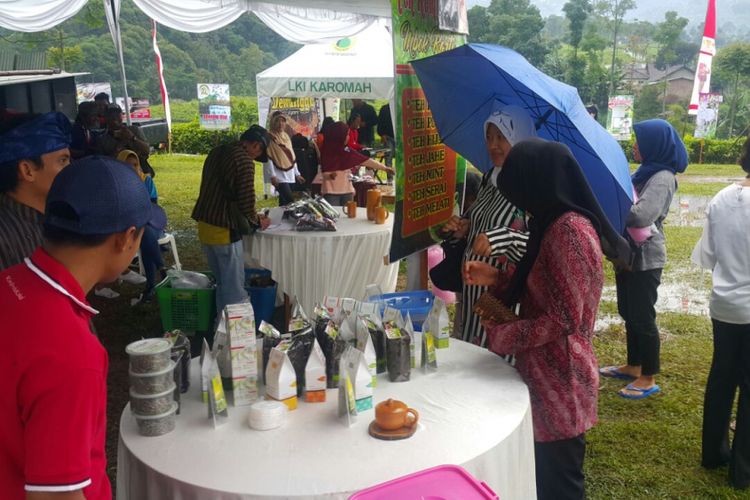 Warga menyaksikan festival teh tradisional di Desa Kemuning, Kecamatan Ngargoyoso, Kabupaten Karanganyar, Jawa Tengah, Minggu ( 12/11/2017).