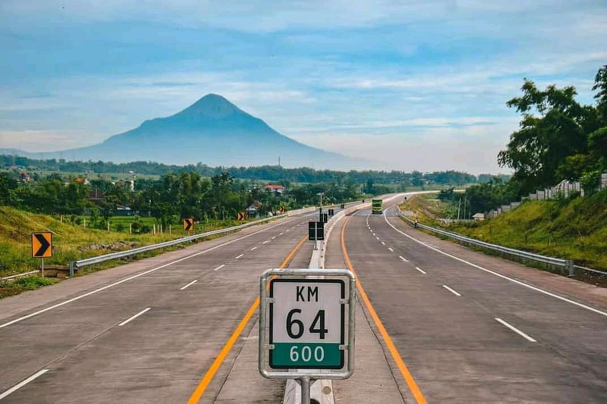 Panorama Jalan Tol Pandaan-Malang dengan latar Gunung Arjuno.