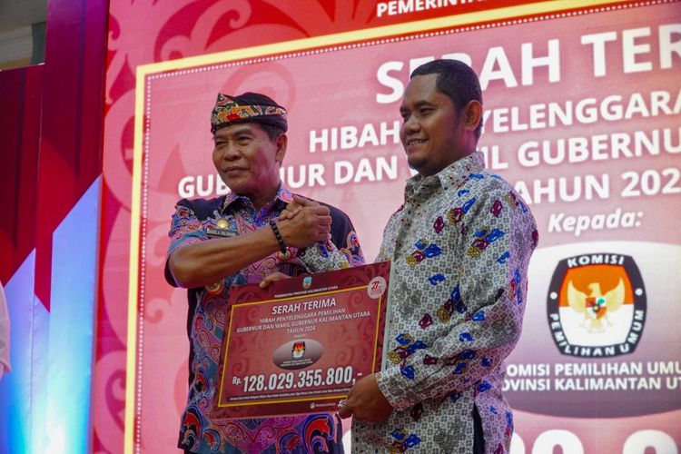 Gubernur Kalimantan Utara (Kaltara) Zainal A Paliwang dalam acara penyerahan bantuan keuangan secara simbolis kepada partai politik (parpol), lembaga pemerintah, penyelenggara Pilkada Serentak 2024, dan organisasi kemasyarakatan (ormas) di Kaltara di Hotel Royal Tarakan, Rabu (21/8/2024).
