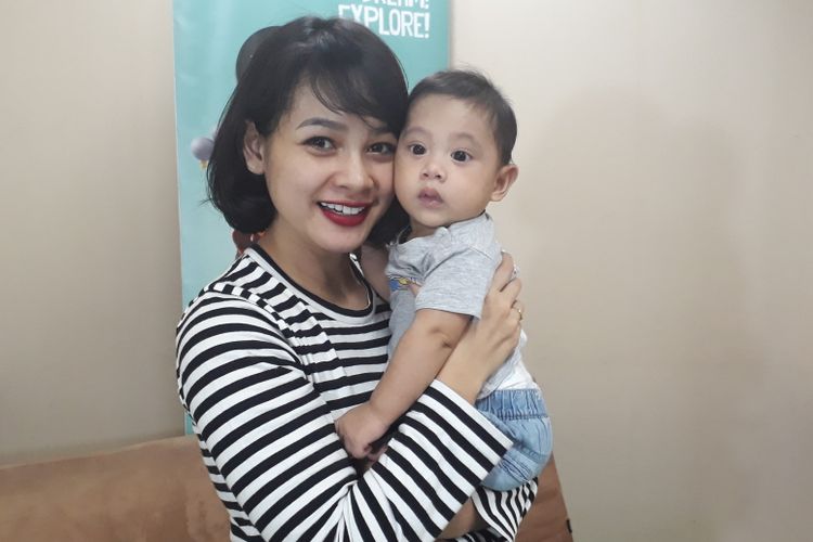 Andien Aisyah dan anaknya, Anaku Askara Biru diabadikan saat sedang berkunjung ke Gedung Kompas Gramedia Majalah, Kebon Jeruk, Jakarta Barat, Kamis (15/6/2017).