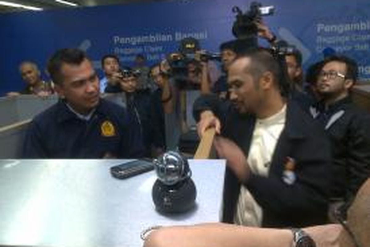 Ketua KPK Abraham Samad menginterogasi petugas Imigrasi di Bandara Soekarno-Hatta dalam inspeksi mendadak (sidak) yang berlangsung Jumat (26/7/2014) tengah malam hingga Sabtu (27/7/2014) dini hari.