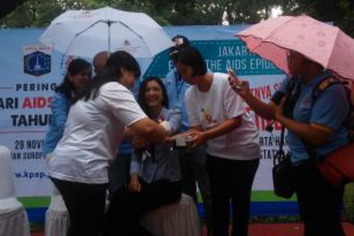 Raline Shah (duduk) menjalani tes HIV pada Hari AIDS se-Dunia 2015 di Taman Suropati, Jakarta Pusat, Minggu (29/11/2015).