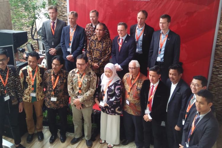 Delegasi Perdagangan Belanda berfoto bersama Wali Kota Makassar Mohammad Ramdhan Pomanto dan jajarannya di kediaman Wali Kota Makassar  di Jl Amirullah, Selasa (23/4/2019).

 