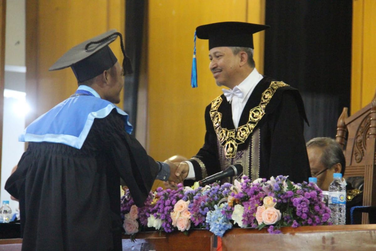 Rektor ITS Prof Joni Hermana melakukan wisuda ke-118 (16/9/2018)