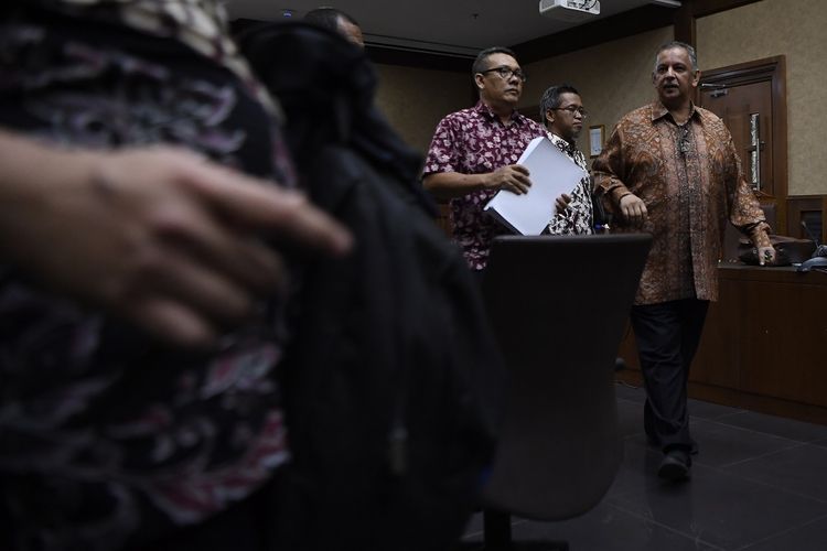 Terdakwa kasus dugaan suap proyek PLTU Riau-1, Sofyan Basir (kanan) bersama penasehat hukumNYA meninggalkan ruangan usai sidang pembacaan tuntutan di Pengadilan Tipikor, Jakarta, Senin (7/10/2019). Mantan Dirut PLN tersebut dituntut hukuman lima tahun penjara dengan denda Rp200 juta subsider tiga bulan penjara. ANTARA FOTO/Puspa Perwitasari/aww.