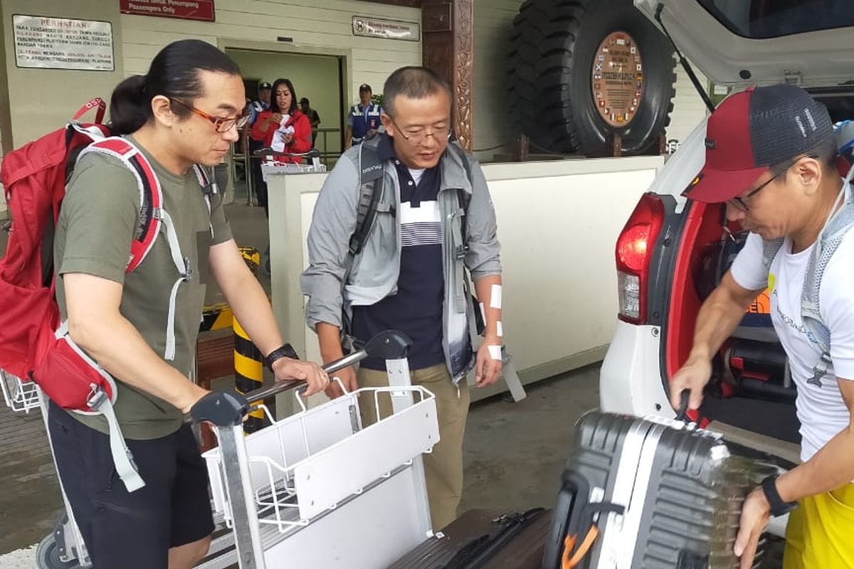 Turis China di Bandara Timika Papua pada Selasa (1/10) yang gagal mendaki Gunung Carstensz Papua karena pertimbangan keamanan.