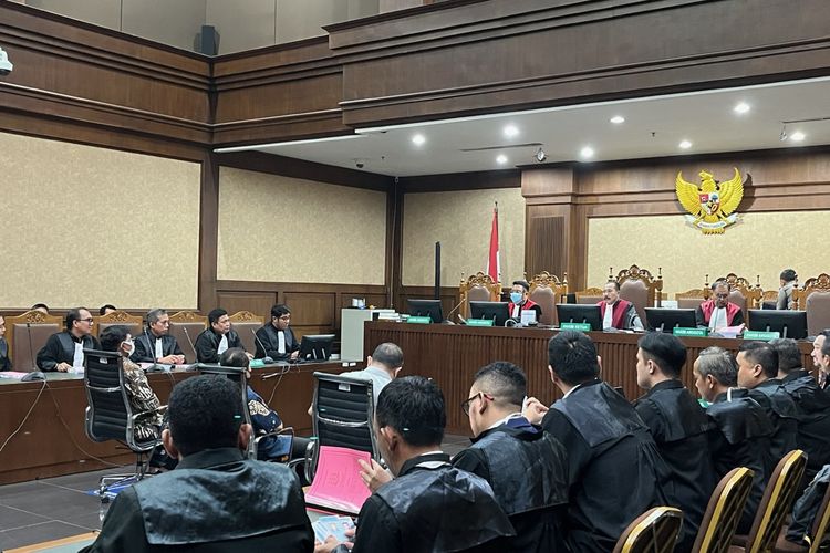 Sidang perdana Menteri Komunikasi dan Informatika (Menkominfo) nonaktif Johnny G Plate menjalani sidang perdana kasus dugaan korupsi penyediaan menara base transceiver station (BTS) 4G dan infrastuktur pendukung 1, 2, 3, 4 dan 5 Bakti Kementerian Komunikasi dan Informatika (Kominfo) tahun 2020-2022 di Pengadilan Tindak Pidana Korupsi (Tipikor) pada Pengadilan Negeri (PN) Jakarta Pusat, Selasa (27/6/2023). Dalam perkara ini, Johnny menjalani sidang bersama Direktur Utama Bakti Kominfo, Anang Achmad Latif dan Tenaga Ahli Human Development (HUDEV) Universitas Indonesia Tahun 2020, Yohan Suryanto bakal menjalani sidang perdana.