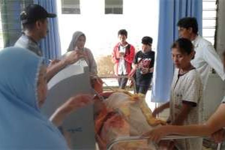  Jasad Rifki (11), pasien Demam Berdarah Dengue (DBD), tengah dibawa pulang oleh pihak keluarga dari Rumah Sakit Umum Daerah (RSUD) Tenriawaru, Kabupaten Bone, Sulawesi Selatan. Senin, (25/01/2016). 