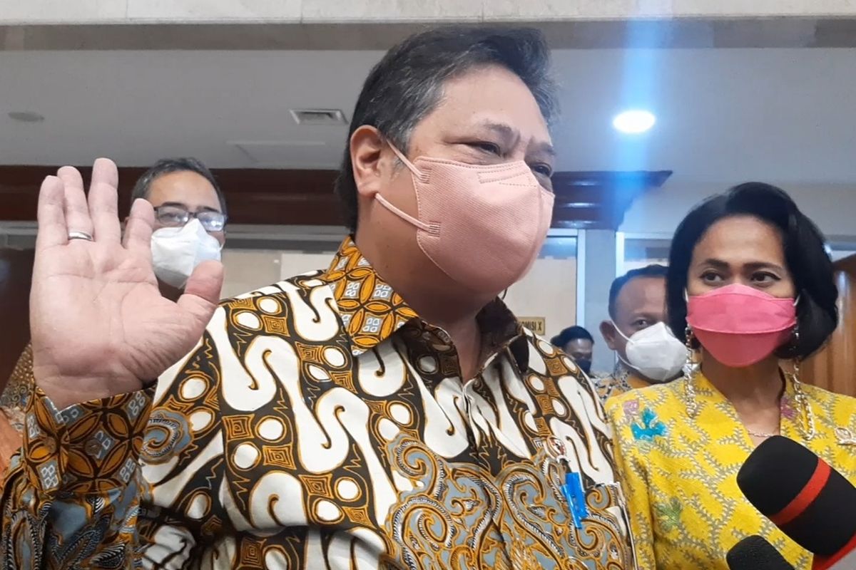 Menteri Koordinator Bidang Perekonomian Airlangga Hartarto memberikan keterangan kepada pers di Kompleks Parlemen, Jakarta, Kamis (7/4/2022).