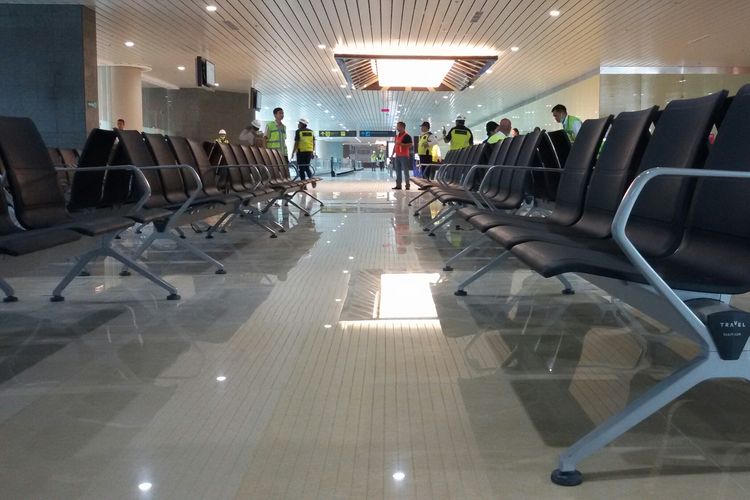 Ruang tunggu terlihat sangat lapang di dalam terminal Bandara Yogyakarta International Airport, Kecamatan Temon, Kulon Progo, Daerah Istimewa Yogyakarta.