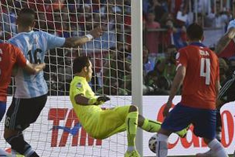 Kiper Cile, Claudio Bravo, mengamankan gawangnya dari serangan pemain Argentina, Sabtu (4/7/2015). 