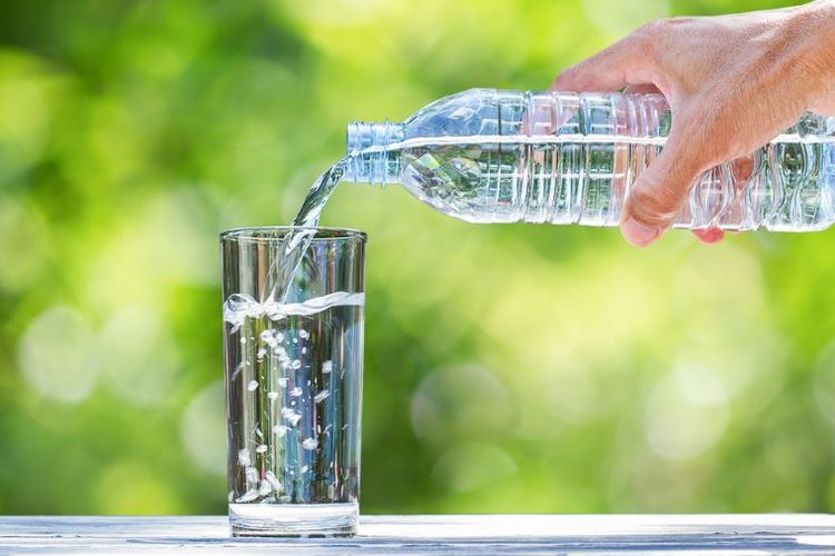 Ilustrasi air minum. Banyak manfaat air untuk kesehatan, meliputi memproduksi air liur, mengatur suhu tubuh, membantu meningkatkan energi, dan mencegah dehidrasi.