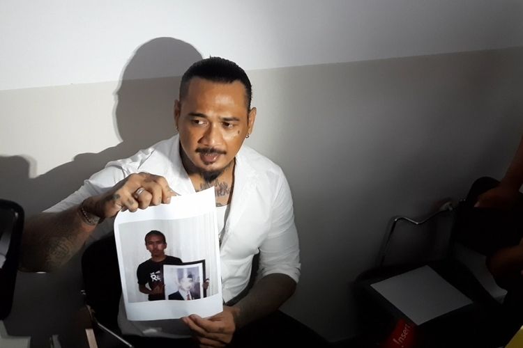 Musisi I Gede Atisna alias Jerinx dalam sidang lanjutan kasus dugaan pengancaman terhadap pegiat media sosial Adam Deni di Pengadilan Negeri (PN) Jakarta Pusat, Selasa (25/1/2022). 