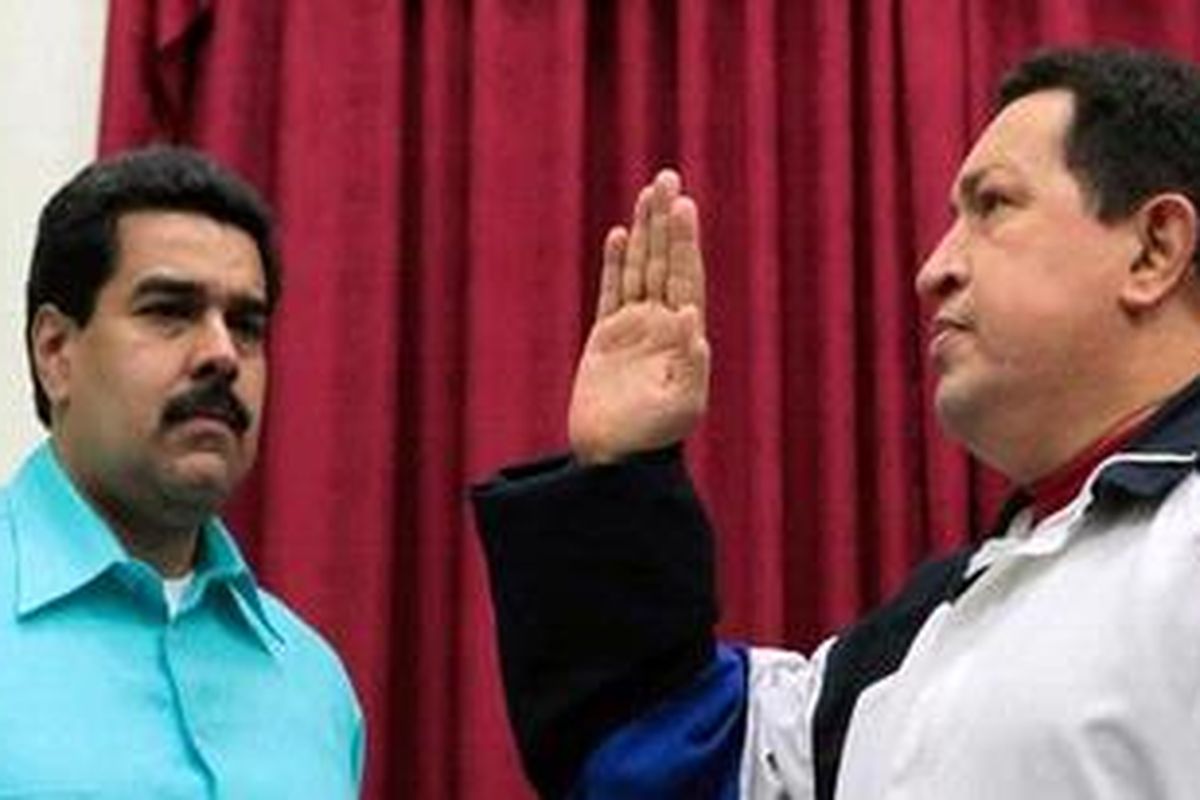 Presiden Venezuela Hugo Chavez (kanan) dan Wapres Nicolas Maduro.