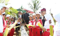 Ribuan Siswa SD Banyuwangi Nikmati Sate dan Susu Sapi Segar