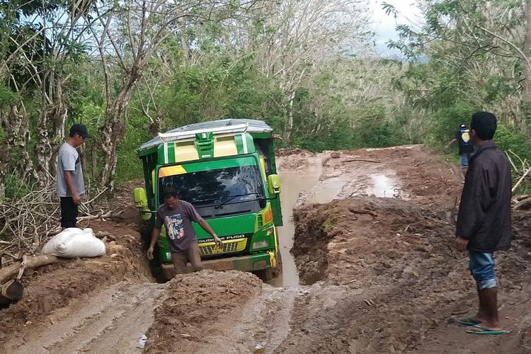 Foto : Jalan yang menghubungkan Kabupaten Manggarai dan Manggarai Barat, NTT, amat sangat parah.