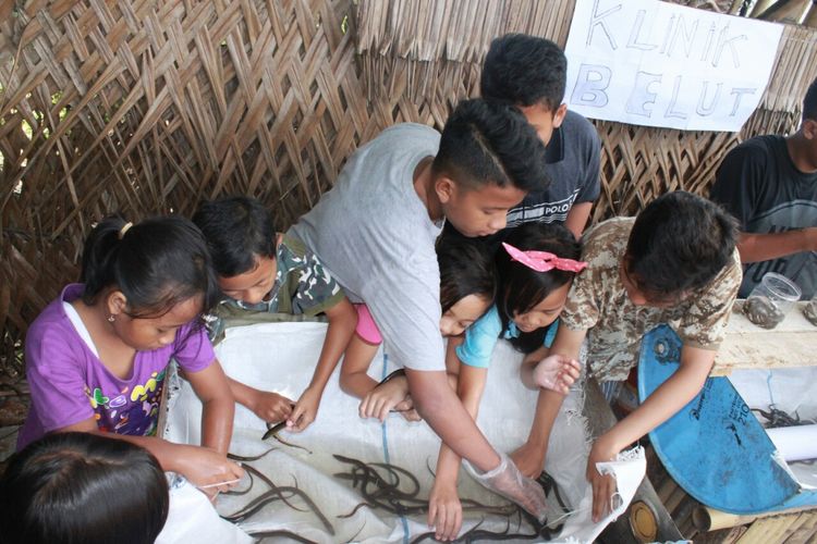 Anak-anak Taman Baca Pos Kamling melepasliarkan 700 an belut di sawah sekitar tempat tinggal mereka Minggu (30/7/2017).