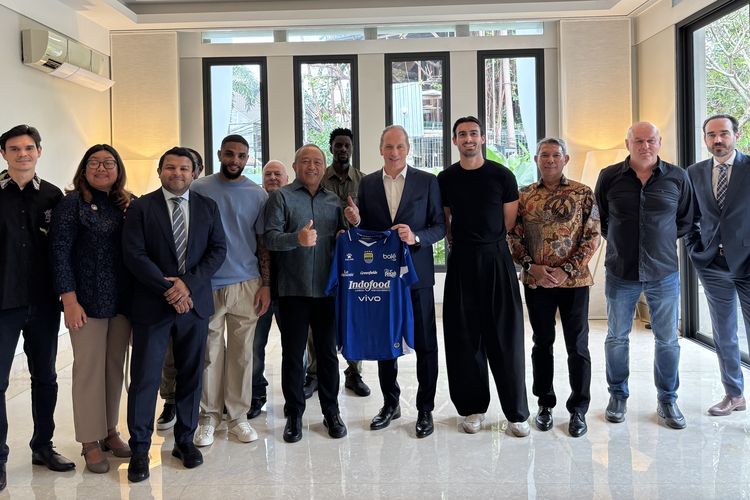 Momen penyerahan jersey Persib kepada Duta Besar Perancis untuk Indonesia, Fabien Penone, di Jakarta, Selasa (24/3/2026). Acara ini turut dihadiri pelatih Persib, Bojan Hodak, beserta dua pemain, Layvin Kurzawa dan Andrew Jung.