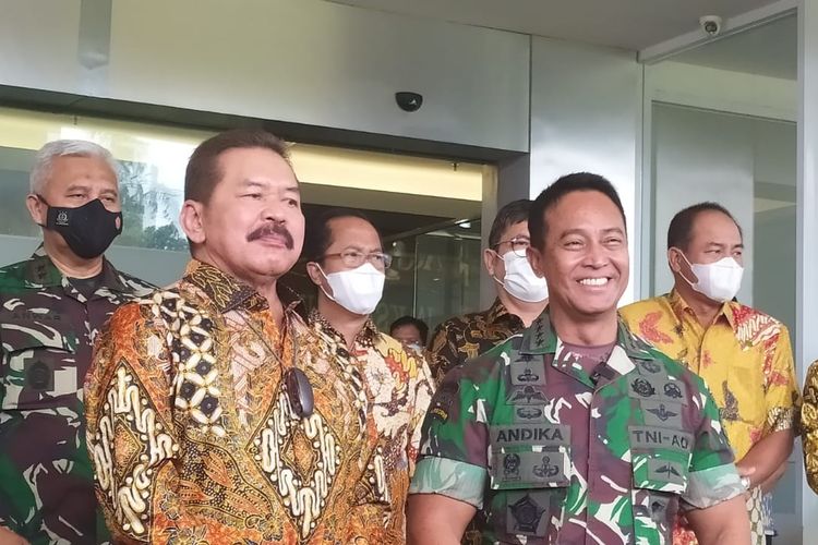 Jaksa Agung Sanitiar Burhanuddin dan Panglima TNI Jenderal Andika Perkasa di Kantor Kejaksaan Agung (Kejagung) Republik Indonesia, Jakarta, Jumat (14/1/2022).