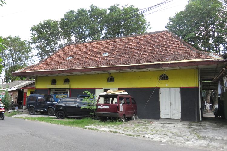 Eks Stasiun Bantul di tengah Jalur Kereta Yogyakarta-Bantul (2016).