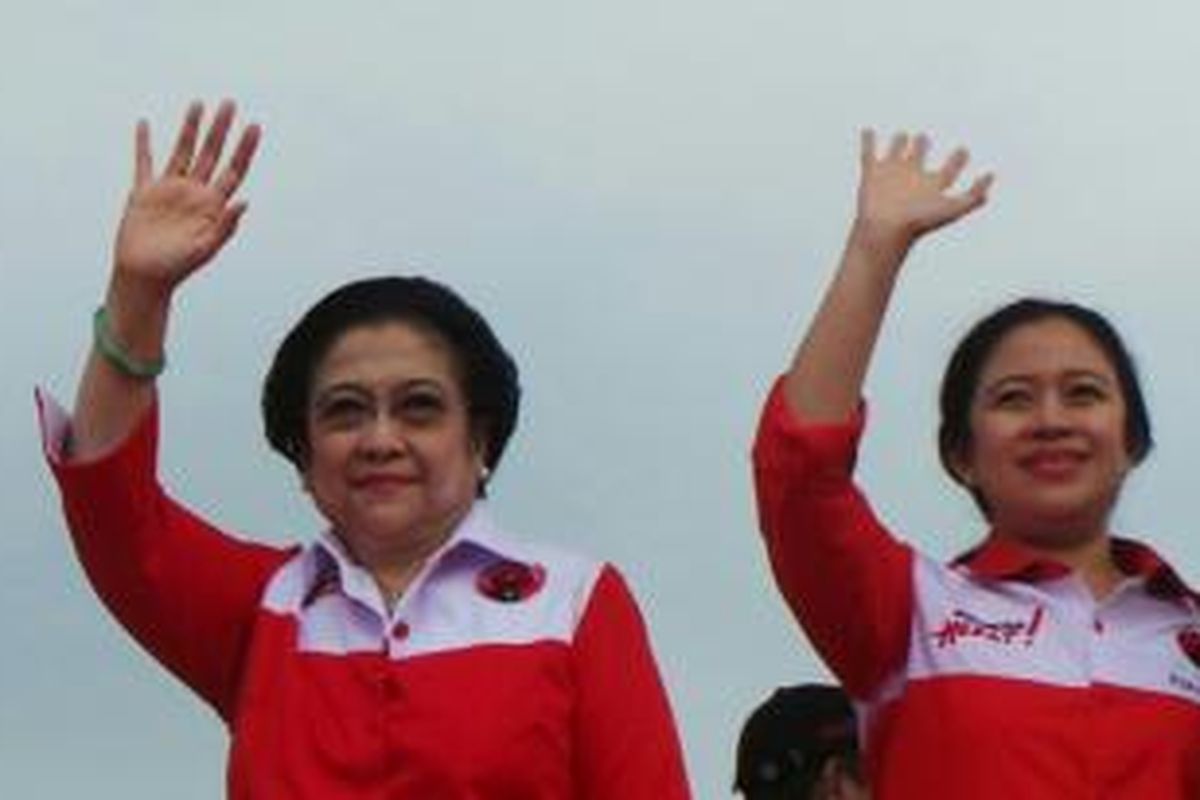 Ketua Umum DPP PDI Perjuangan Megawati Soekarnoputri bersama Ketua Badan Pemenangan Pemilu DPP PDI-P Puan Maharani