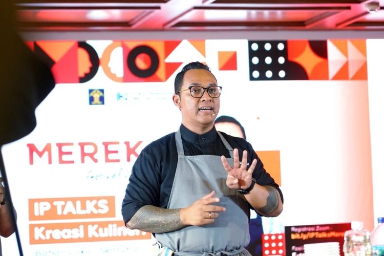 Chef profesional sekaligus penulis buku resep Theo Setyo Widhyarto saat sesi demo masak ?IP Talks: Kreasi Kuliner? di Merek Festival 2023 yang digelar Kemenkumham, Selasa (24/10/2023). 