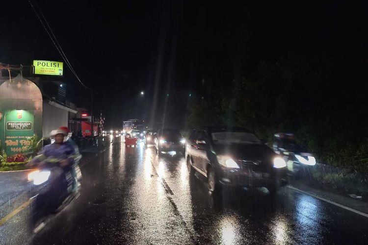 Seorang ayah tiba-tiba meninggal dunia saat turun dari angkot hendak istirahat usai mudik pakai angkot di Tanjakan Gentong, Tasikmalaya, Jawa Barat, Selasa (25/4/2023) malam.