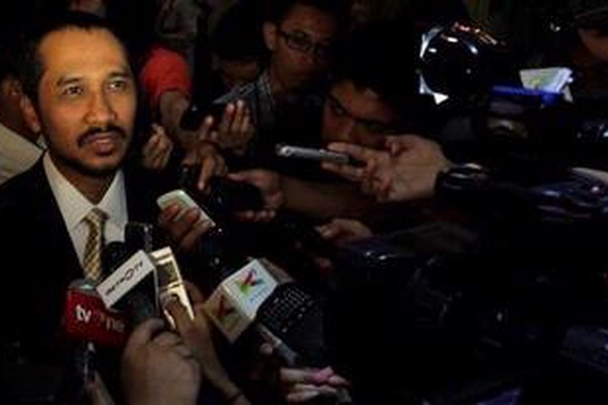 Ketua Komisi Pemberantasan Korupsi (KPK) Abraham Samad usai melantik pejabat baru, di gedung KPK, Jakarta, Jumat (8/2/2013), siang menjawab pertanyaan wartawan. Ketua KPK menjelaskan kepada wartawan bahwa para pimpinan KPK belum menandatangani surat perintah penyidikan (spindik)  terhadap Anas Urbaningrum.  