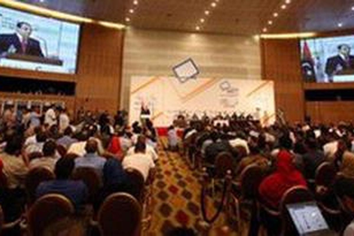 Politisi senior berkumpul mendengarkan hasil pemilu di sebuah hotel di Tripoli. 