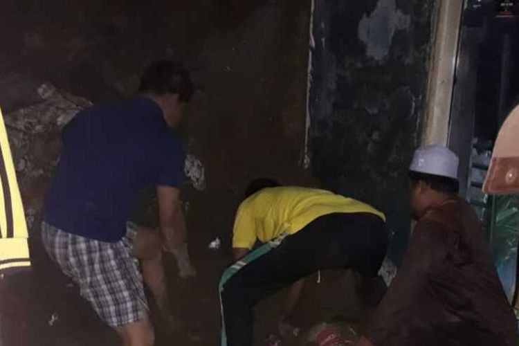 Satu keluarga dilaporkan tewas tertimpa tembok rumah di Jalan veteran lll Kampung Cibolang RT 01/01 Desa Banjarwangi, Kecamatan Ciawi, Kabupaten Bogor, Jawa Barat, Kamis (20/2/2020).
