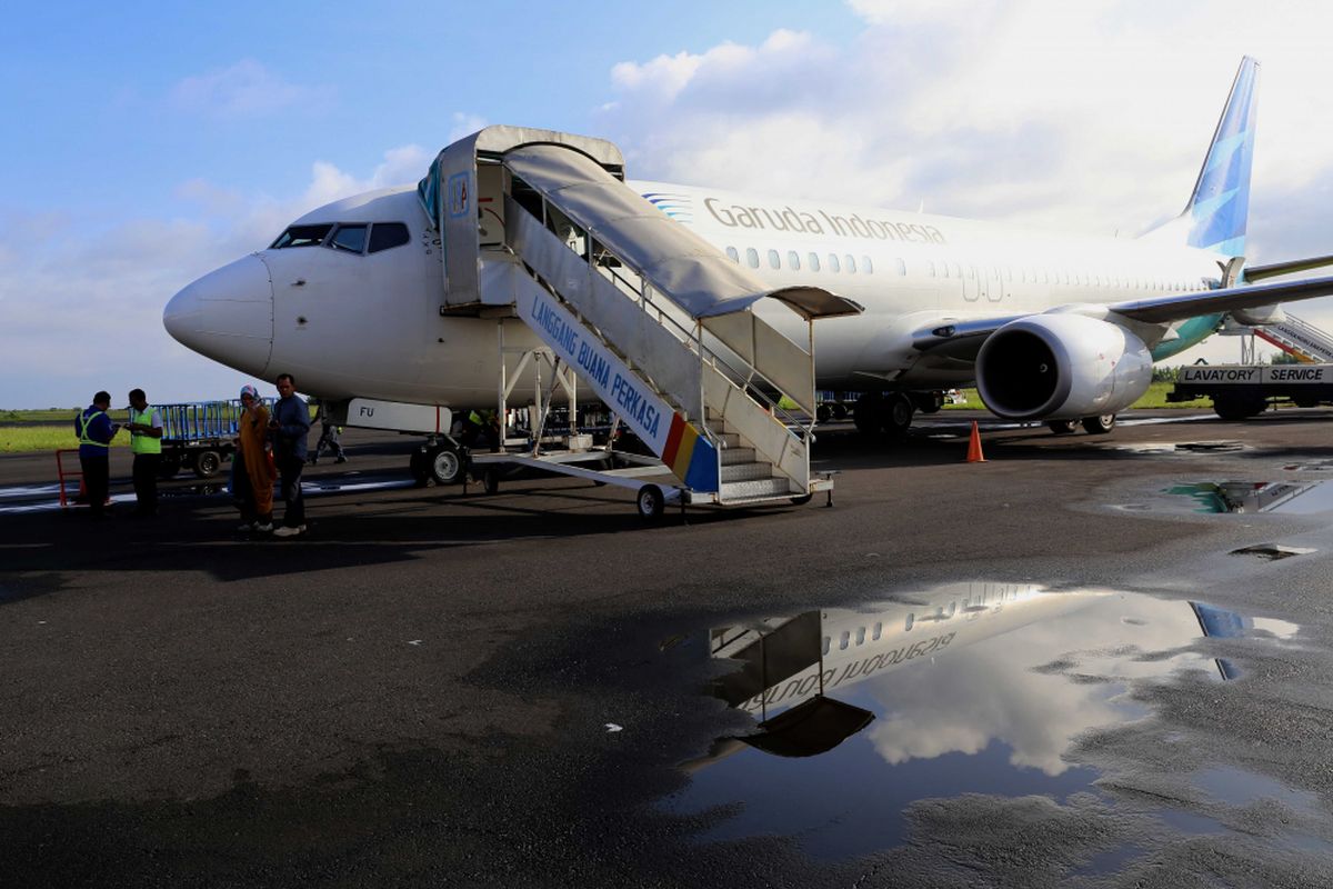 Pesawat Garuda Indonesia GA 648 Boeing 737 usai penerbangan rute jurusan Jakarta-Ternate di Bandara Sultan Babullah, Ternate, Maluku Utara, Kamis (25/5/2017). Penerbangan Garuda Indonesia ke daerah tersebut untuk mendukung pertumbuhan ekonomi di kawasan Timur Indonesia yang dari tahun ke tahun memperlihatkan peningkatan ekonomi.