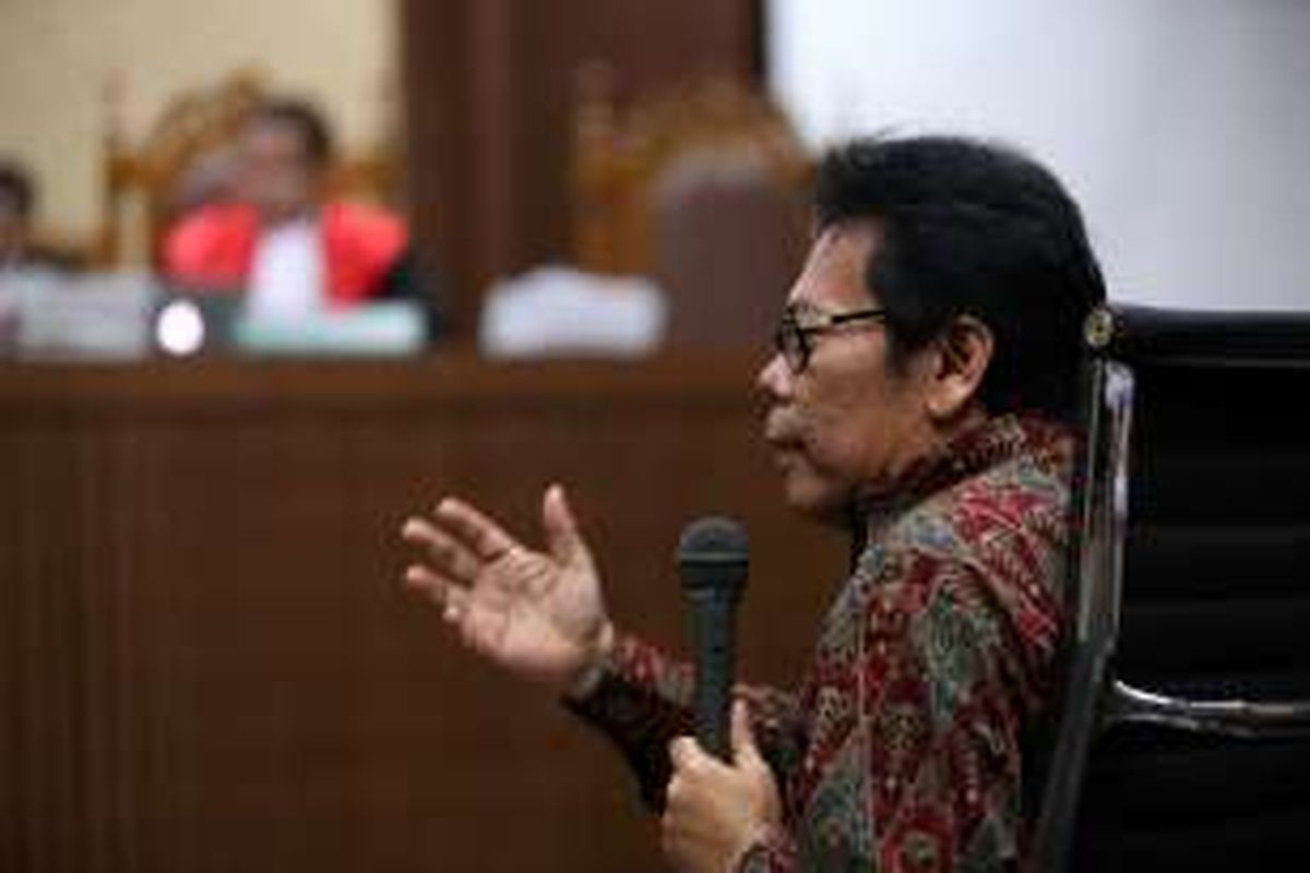 Saksi dalam sidang lanjutan kasus pembunuhan Wayan Mirna Salihin, Dr. rer. nat (Doktor Ilmu Sains) Budiawan, saat bersaksi di Pengadilan Negeri Jakarta Pusat, Rabu (14/9/2016). Budiawan adalah ahli toksikologi kimia yang dihadirkan pihak Jessica Kumala Wongso sebagai saksi meringankan. 