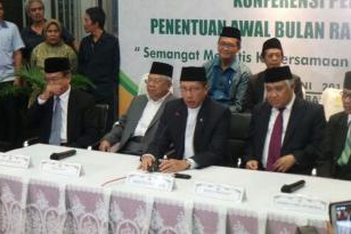 Menteri Agama Lukman Hakim Saifuddin bersama Ketua Umum MUI Din Syamsuddin saat menyampaikan awal puasa, di Gedung Kementerian Agama, Selasa (16/6/2015).